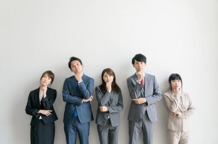 考える5人