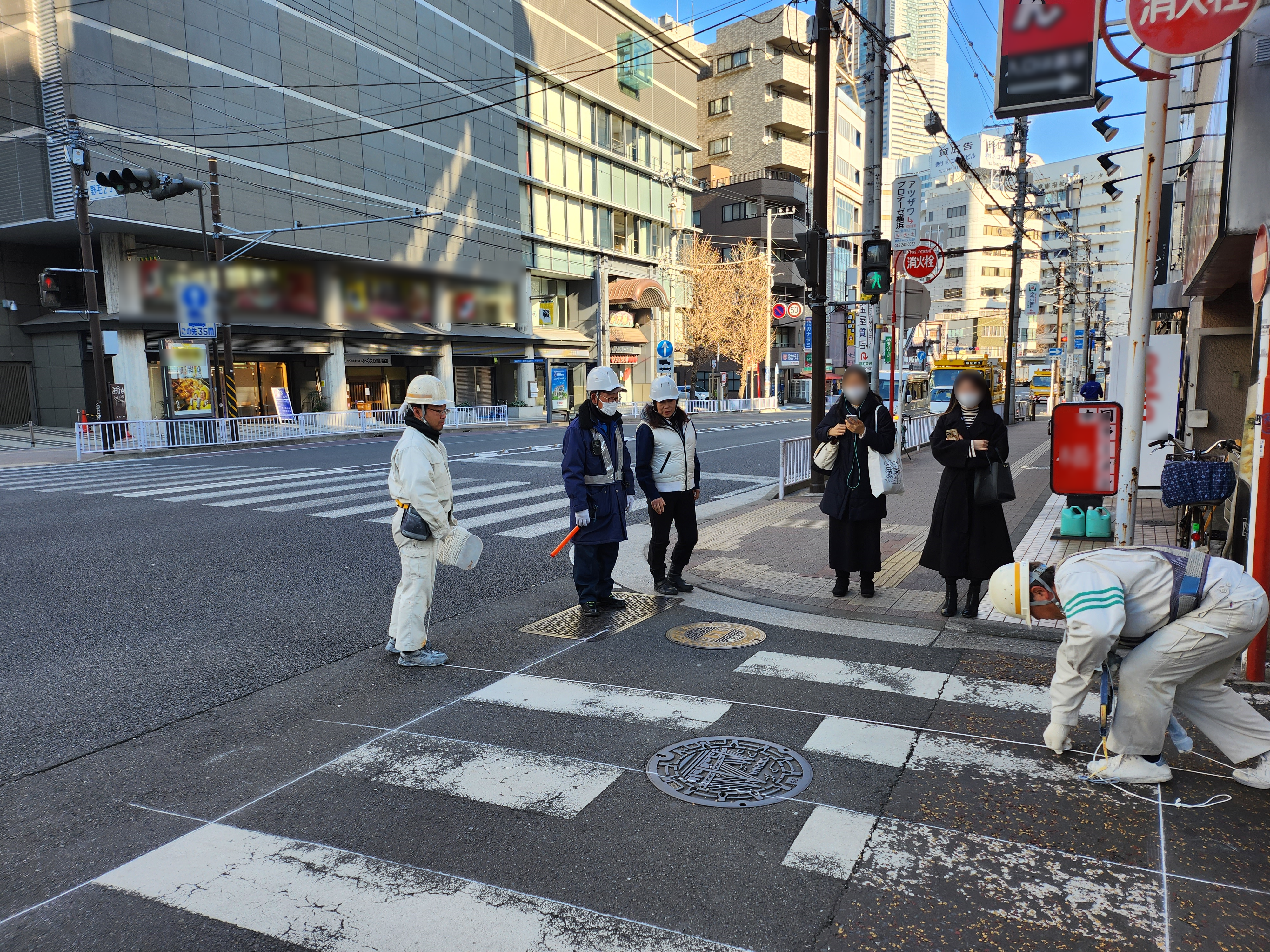 警備員による横断歩道等設置作業誘導を行いました（横浜市中区花咲町）